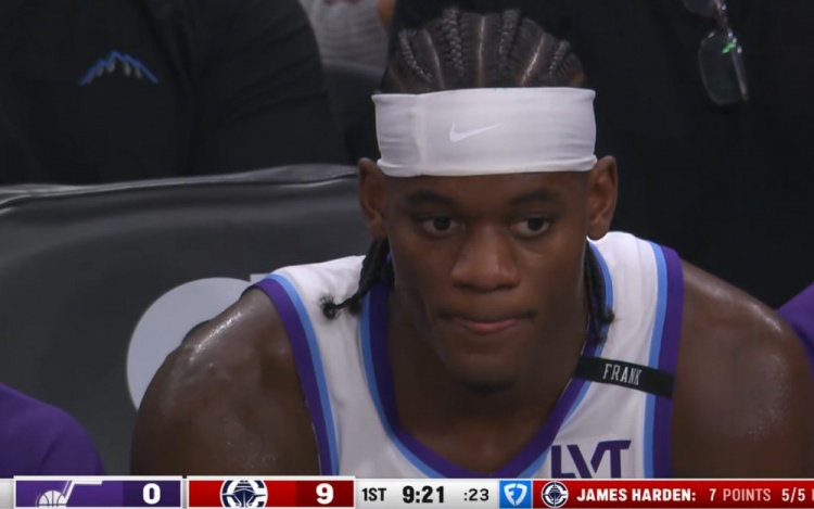 兄弟啊！亨德里克斯開場2分鐘光速3犯 只能坐回板凳席發(fā)呆！