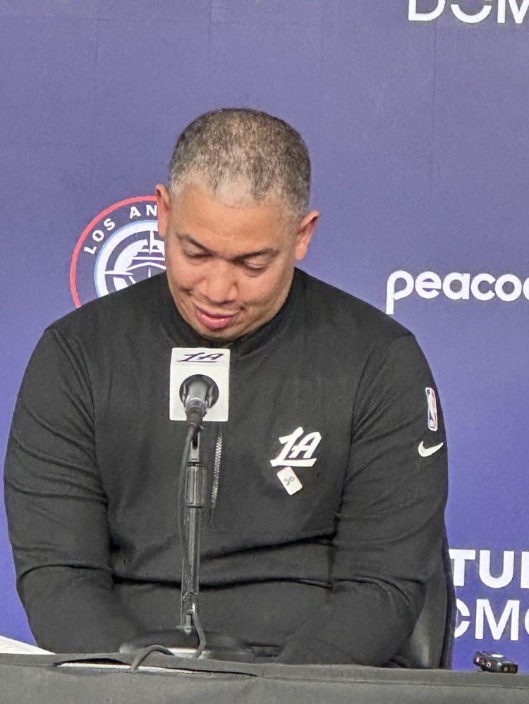 【体育报道】卢：51个三分都是好机会&但还要看看录像 小卡第四节又帮我们赢了(图1)