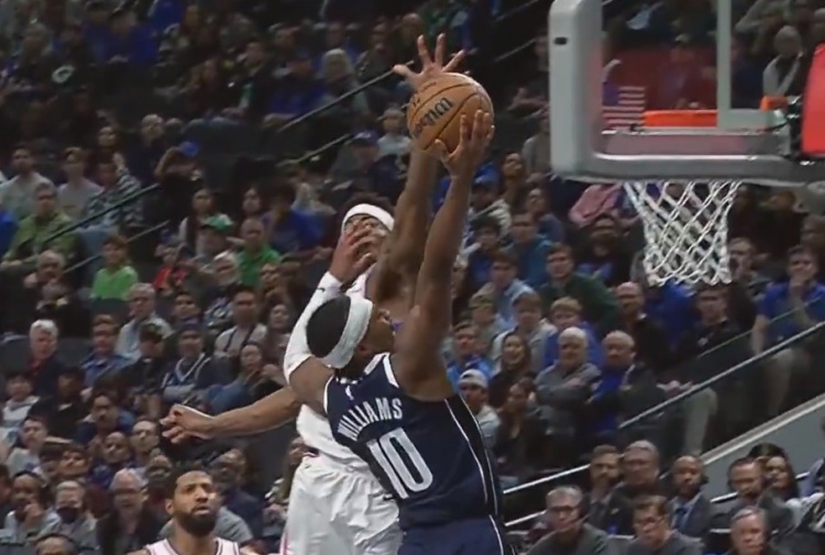 這算2個(gè)帽嗎？布威上籃 埃奇庫(kù)姆左手冒完右手接個(gè)釘板 天賦炸裂