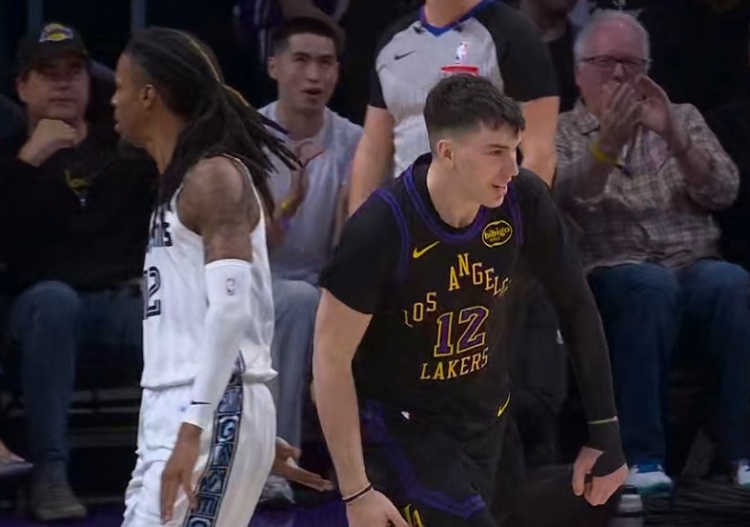 沒(méi)事還有我！詹姆斯三分不中 拉拉維亞前場(chǎng)板得分