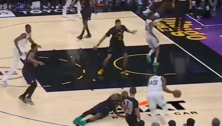 地太滑嗎？詹姆斯補(bǔ)防GG·杰克遜 結(jié)結(jié)實實滑倒在地