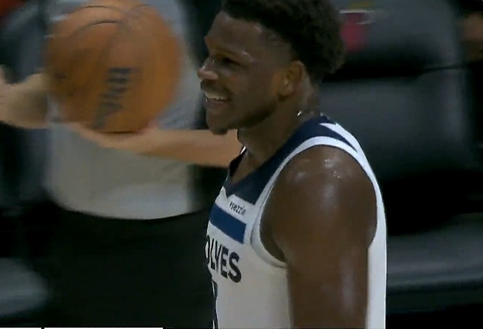 自己都笑了！愛德華茲首節(jié)最后一攻快速反擊攻筐 但先二運(yùn)違例了