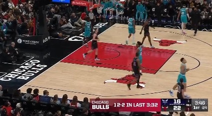 一波小高潮！許爾特借掩護突破上籃打進 公牛12