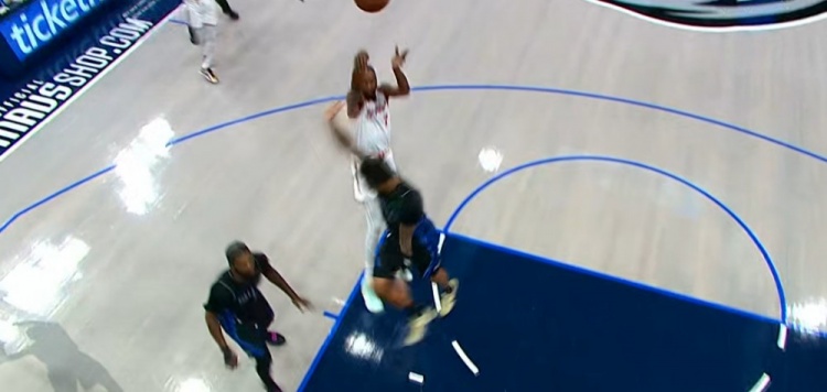 伸腿了！杜蘭特急停跳投沒收腿被吹進(jìn)攻犯規(guī)