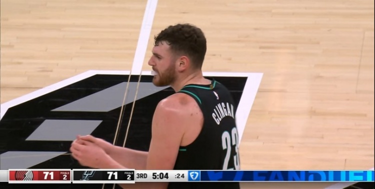 克林根被搶斷反搶被吹犯規(guī)&個(gè)人第4犯 楊瀚森替換上場(chǎng)