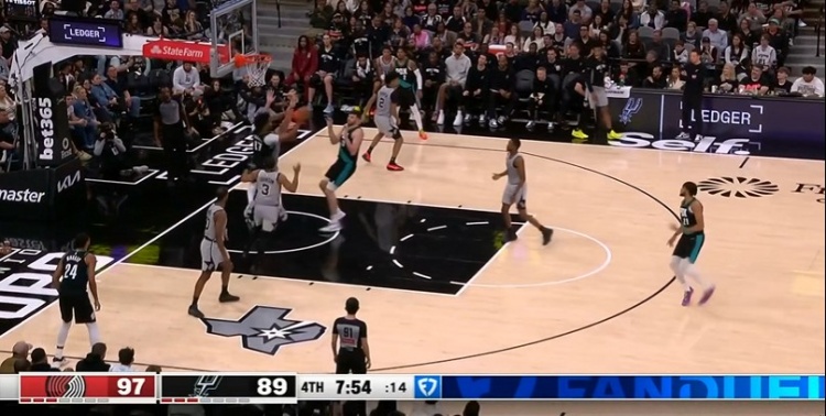 離譜！謝頓·夏普突破分球 送到無人區(qū)失誤白白交出球權(quán)