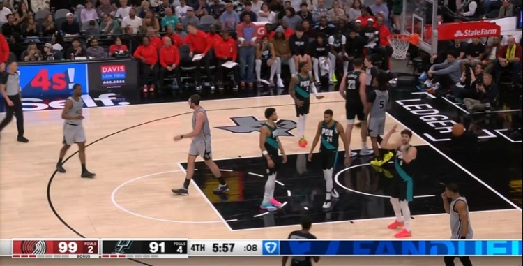 5犯了！克林根被科內(nèi)特點(diǎn)起犯規(guī) 楊瀚森未替換上場&換上小陣容