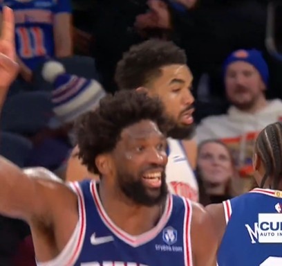 喜劇人！恩比德空籃完成賽季首扣 雙手指天慶祝異常興奮！