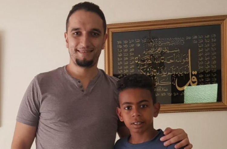 摩洛哥足协球探塔卡萨2019年和亚马尔合影