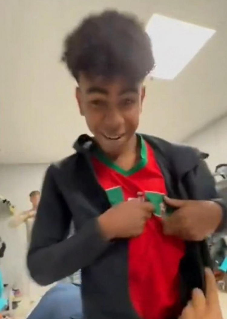 2022年全国杯1/8决赛，摩洛哥点球大战中治服西班牙，亚马尔身穿摩洛哥球衣庆祝