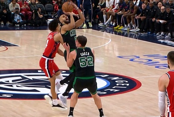 老道！德里克·懷特前場板搶投三分壓哨造犯規(guī) 隨后三罰穩(wěn)穩(wěn)全中