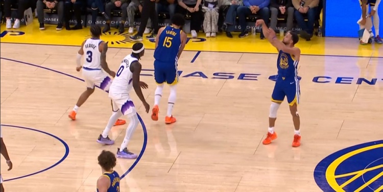 投射依舊獨(dú)一檔！庫(kù)里剛過(guò)中線直接扔出超遠(yuǎn)三分球 單節(jié)已經(jīng)18分