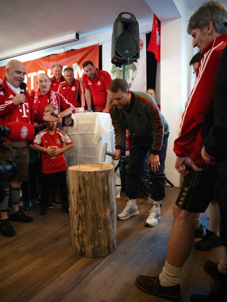 诺伊尔造访球迷俱乐部，社媒晒照：正是这样的时刻让拜仁如此特别