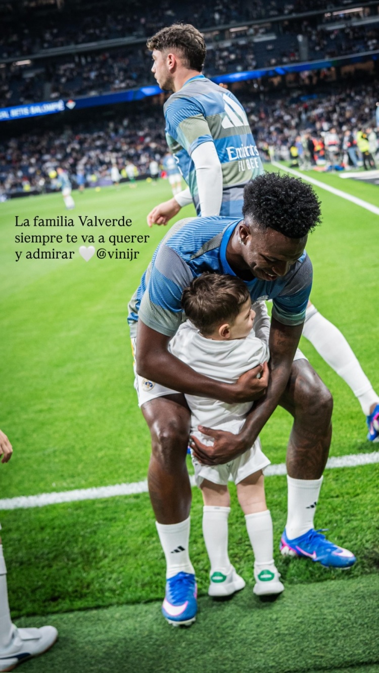 力挺队友！巴尔韦德社媒晒维尼修斯照片：我们一家永远爱你敬你