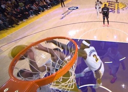 積極性拉滿！范德彪點搶籃板 隨后大帽阿爾達馬拿走球權(quán)！