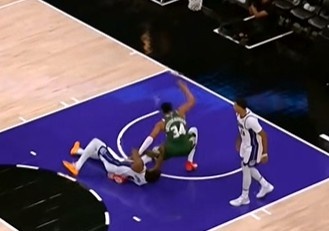 身體素質(zhì)過硬！字母哥拼搶時被壓到 但無大礙