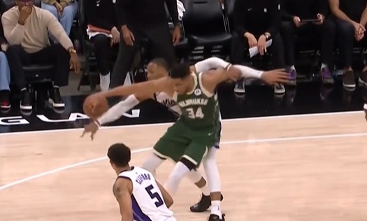 伺機而動！威少機警搶斷 隨后反擊助攻拉文折疊暴扣