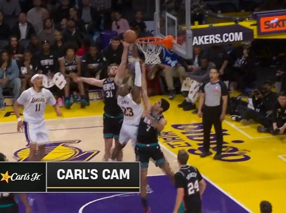 對抗給足！詹姆斯假手遞手沖筐上籃得分 可惜加罰未能命中