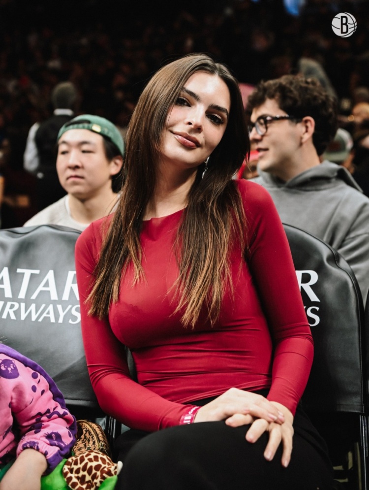 【球迷看点】维秘超模Emily观战：电影一脱秀傲人身材爆火 