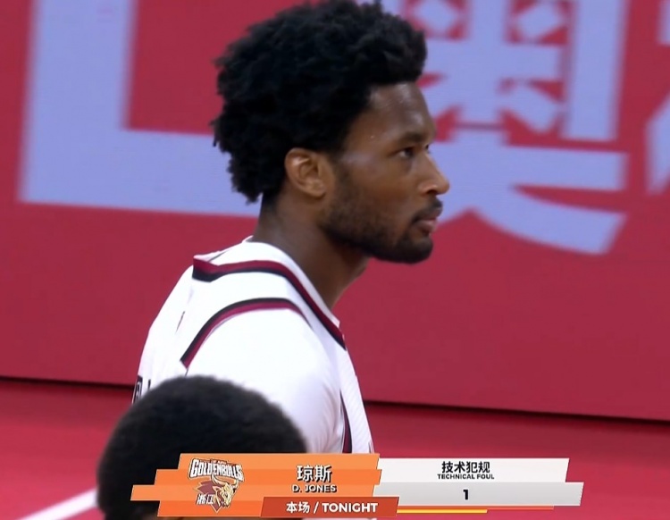 禁飛區(qū)！瓊斯分別送給薩林杰&奎因&焦泊喬仨大帽 最后砸球泄憤吃T