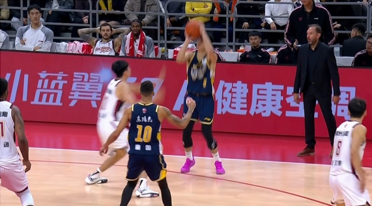 這球很關(guān)鍵！裁判多次回看陳家政三分 最后判定踩線&為長兩分！