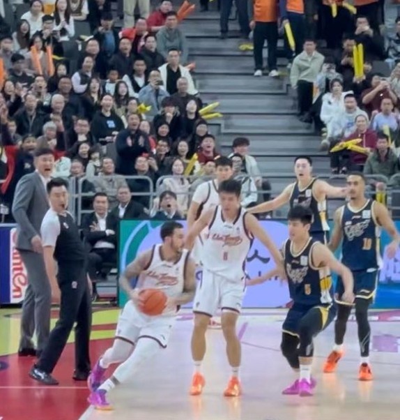 媒體人談約克絕殺是否踩線：很難說 理解裁判 攝像機(jī)很難拍到