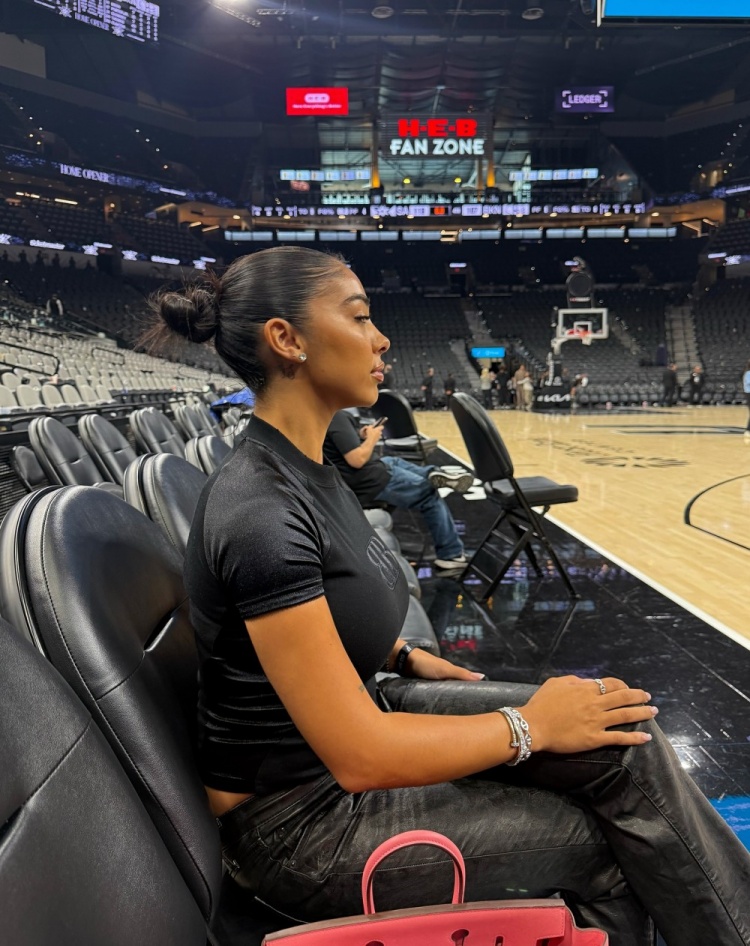 索漢網(wǎng)紅女友曬觀賽照：又是一場比賽 又換了一套造型