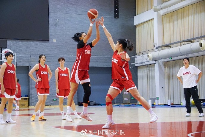 中國籃球之隊(duì)曬女籃訓(xùn)練：以飽滿精神完成首日 專注當(dāng)下 穩(wěn)步前進(jìn)