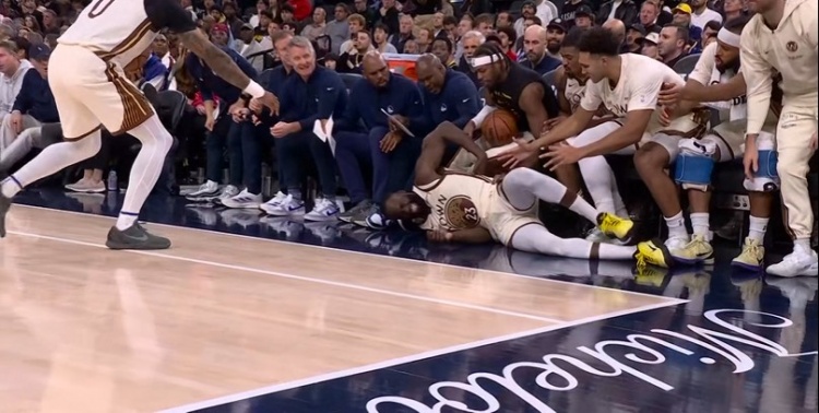 摔得不輕！追夢拼命救球飛出場外 看起來臀部有些受傷