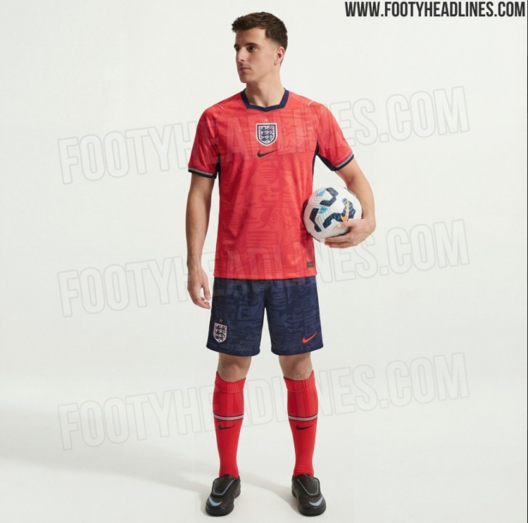 [体育资讯]英格兰队世界杯客场球衣谍照：红色主色调，有风格化的狮子图案(图2)