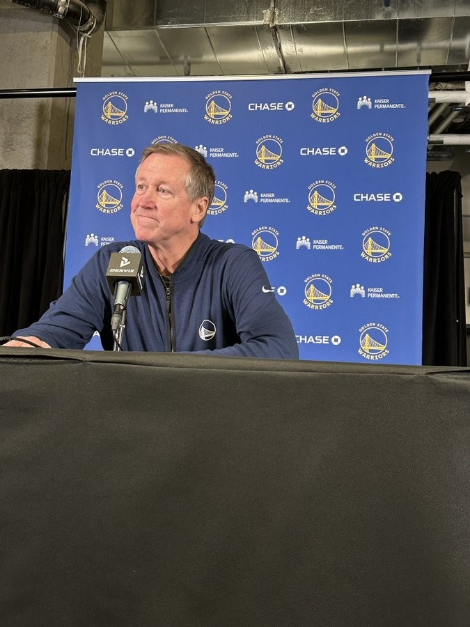 [球迷报道]助教斯托茨代表科尔参加发布会：我来这是为了帮他省