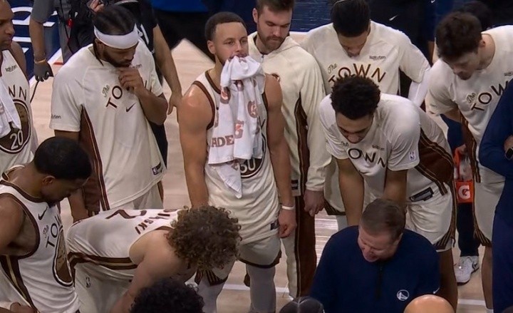 【体育报道】库里谈6犯离场：很难受 好消息是我生涯剩余时间可能不会再犯满了