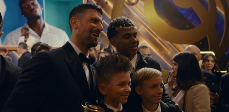 [体育世界]亚马尔晒视频介绍圣诞假期：参加环足奖，与德约科维