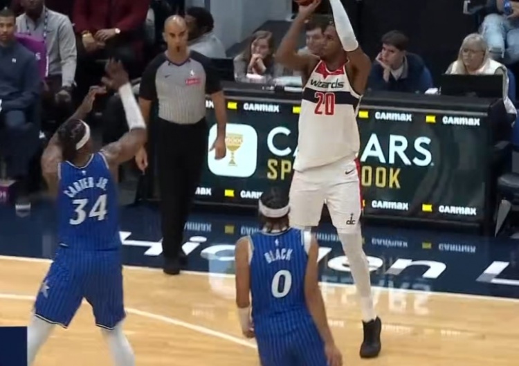 外線很穩(wěn)！薩爾三分飚中 奇才一波10