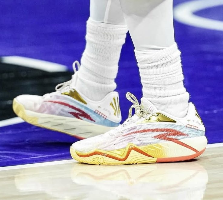 感覺(jué)如何？歐文今天訓(xùn)練中上腳即將推出的第三代簽名鞋The KAI 3