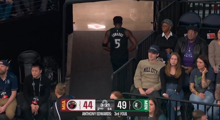 沒控制?。鄣氯A茲次節(jié)吃到個人第3犯 隨后直接返回更衣室