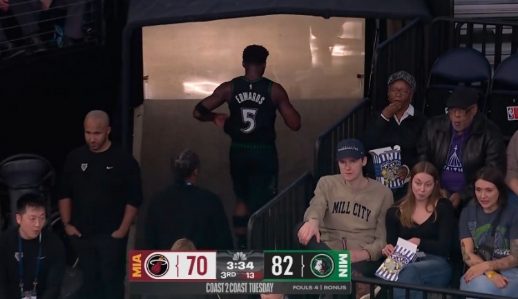 又咋了？愛德華茲第三節(jié)后半段再次返回更衣室 本場第2次離場