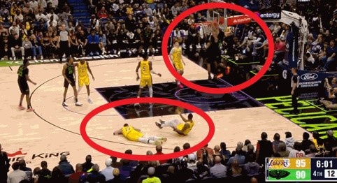 挺險(xiǎn)！斯瑪特?fù)浞赖孛婊薪O倒東契奇 鵜鶘兩人空接反倒沒(méi)打進(jìn)