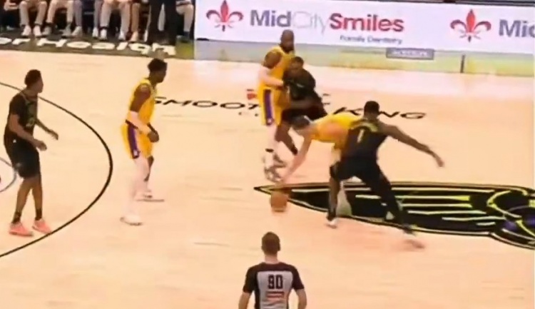 小七七很委屈！東契奇向裁判投訴：錫安打我蛋 你都看到了