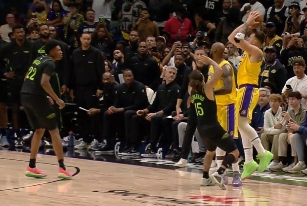 【推荐】东契奇调侃最后的超远压哨三分：勒布朗做了个很棒的掩护