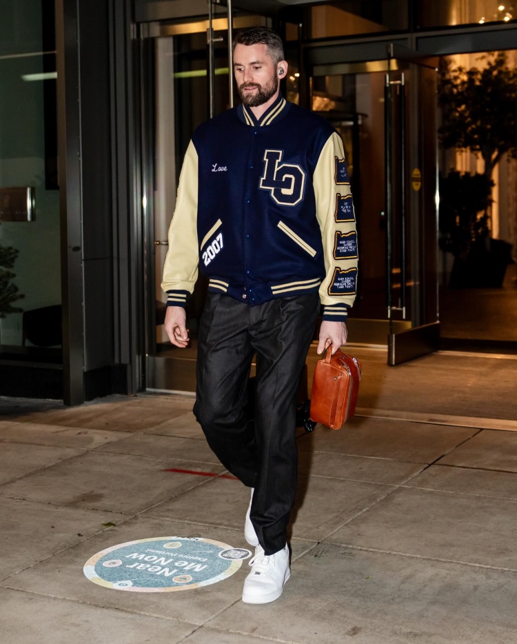 回家鄉(xiāng)打客場！樂福上身高中校隊夾克！母校+個人榮譽元素拉滿