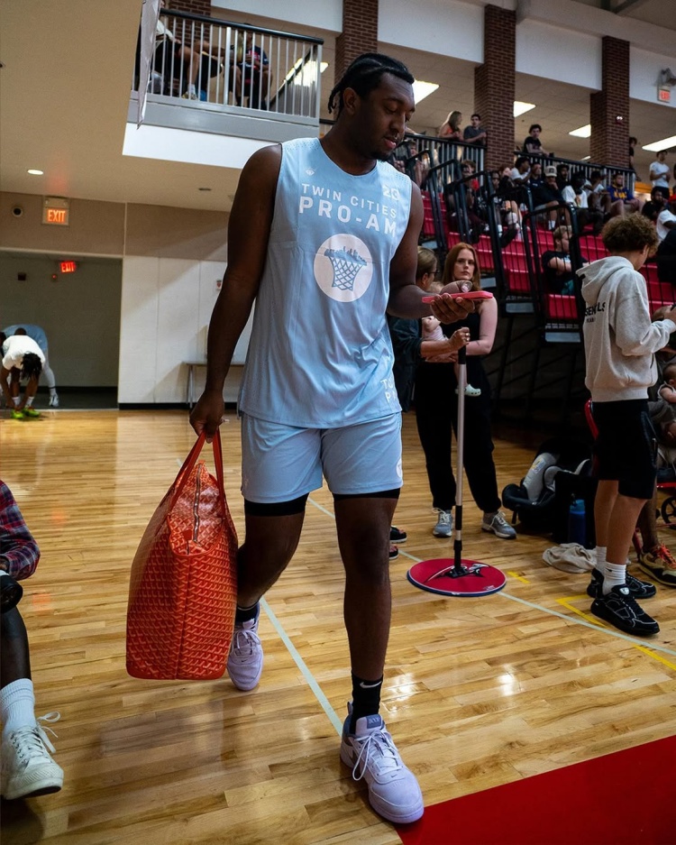 [有道理嘛?]25岁前高中篮球明星凯里·沃克获NCAA资格 