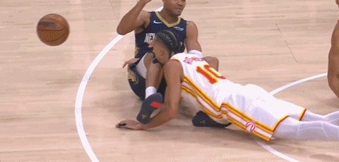 吃了啞巴虧！里薩謝倒地爭球被對手膝蓋磕到下巴