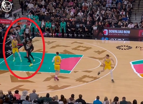 這待遇也是沒誰了！東契奇己方底線拿球 就遭遇馬刺雙人包夾