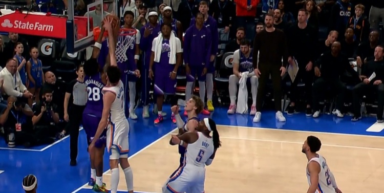 絲毫不怵！森薩博突破殺入內(nèi)線 不怵霍姆格倫防守暴扣打成2+1追平