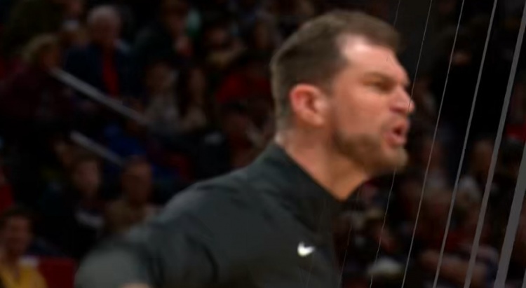 很不滿意！斯普利特認(rèn)為阿夫迪亞被犯規(guī)沒吹 憤怒抱怨吃T