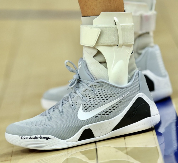 “凡事我都能做”！庫里今日上腳科比 9戰(zhàn)靴 灰白黑配色簡潔低調