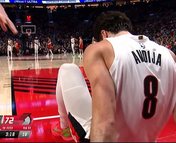 真有眼力見(jiàn)！阿夫迪亞坐在地上不舒服 楊瀚森手疾眼快馬上犯規(guī)