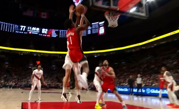 非常委屈！楊瀚森內(nèi)線起跳補(bǔ)防阿門(mén) 被吹防守犯規(guī)&個(gè)人第四犯