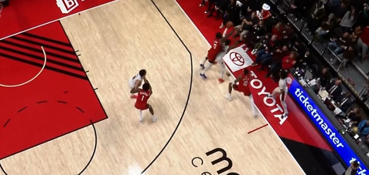 太關(guān)鍵！伊森拼搶被吹犯規(guī) 火箭挑戰(zhàn)成功取消犯規(guī)拿到球權(quán)